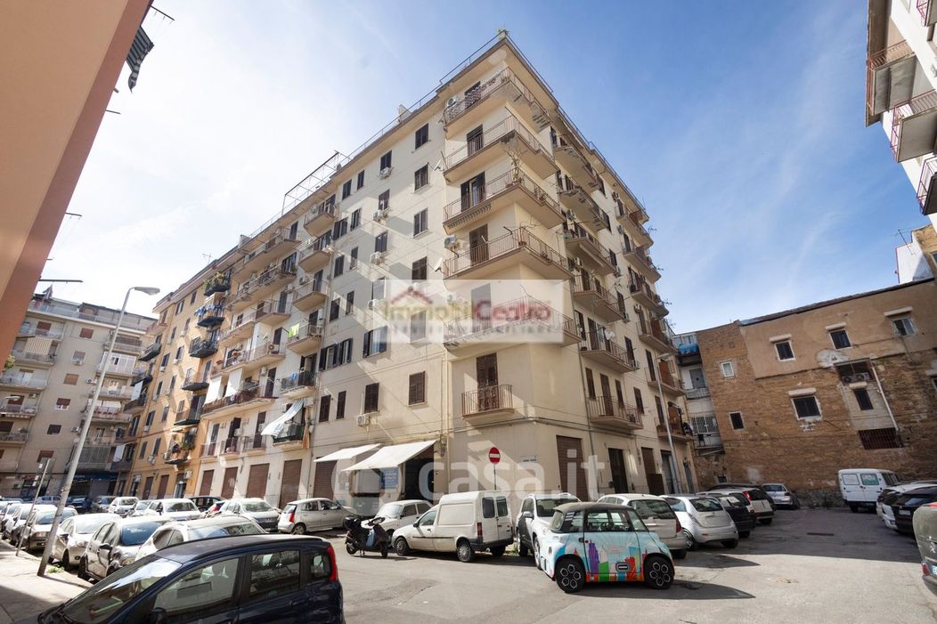 Appartamento in Vendita in Via Carlo Alberto Garufi a Palermo