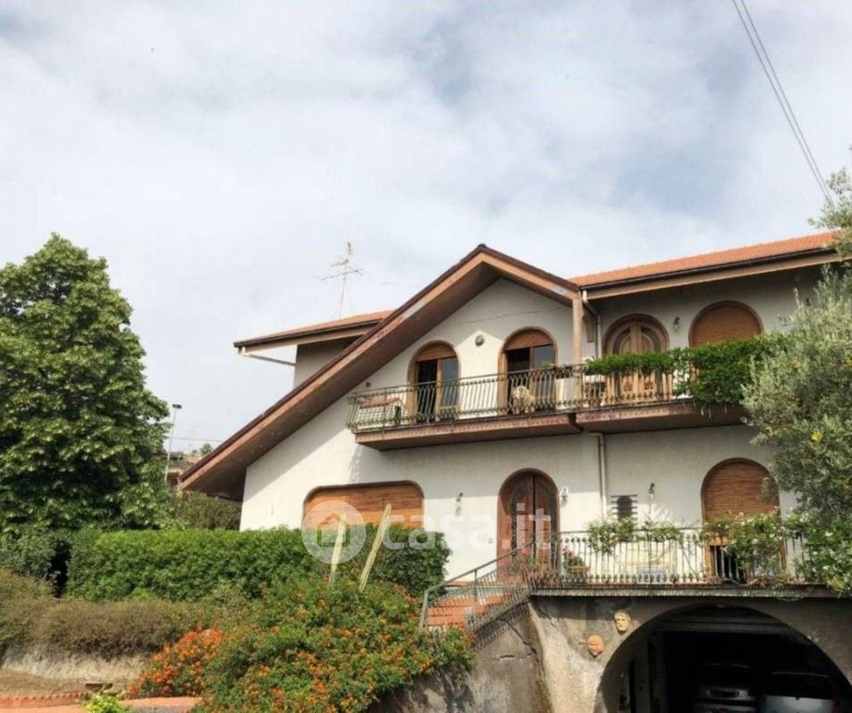 Villa in Vendita in Via Vampolieri 54 a Aci Castello
