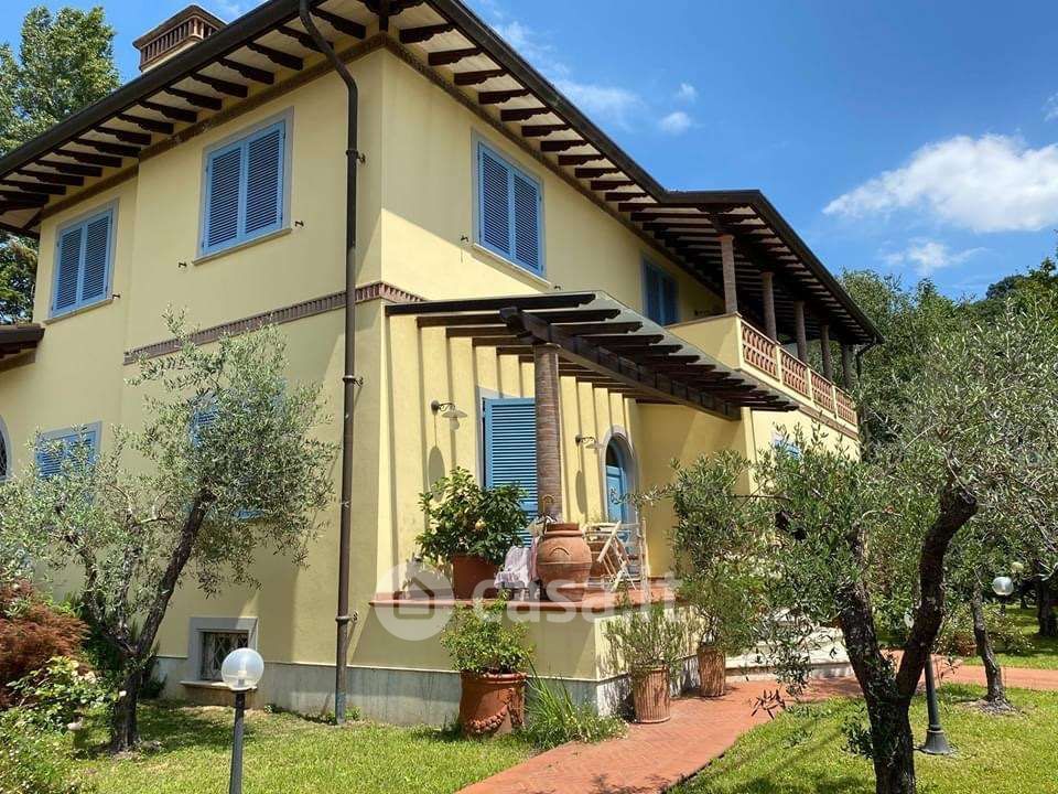 Villa in Vendita in Via dei Salesiani a Pietrasanta