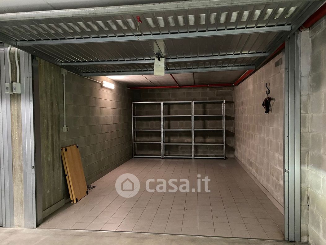 Garage/Posto auto in Vendita in Via Riccione 11 a Milano