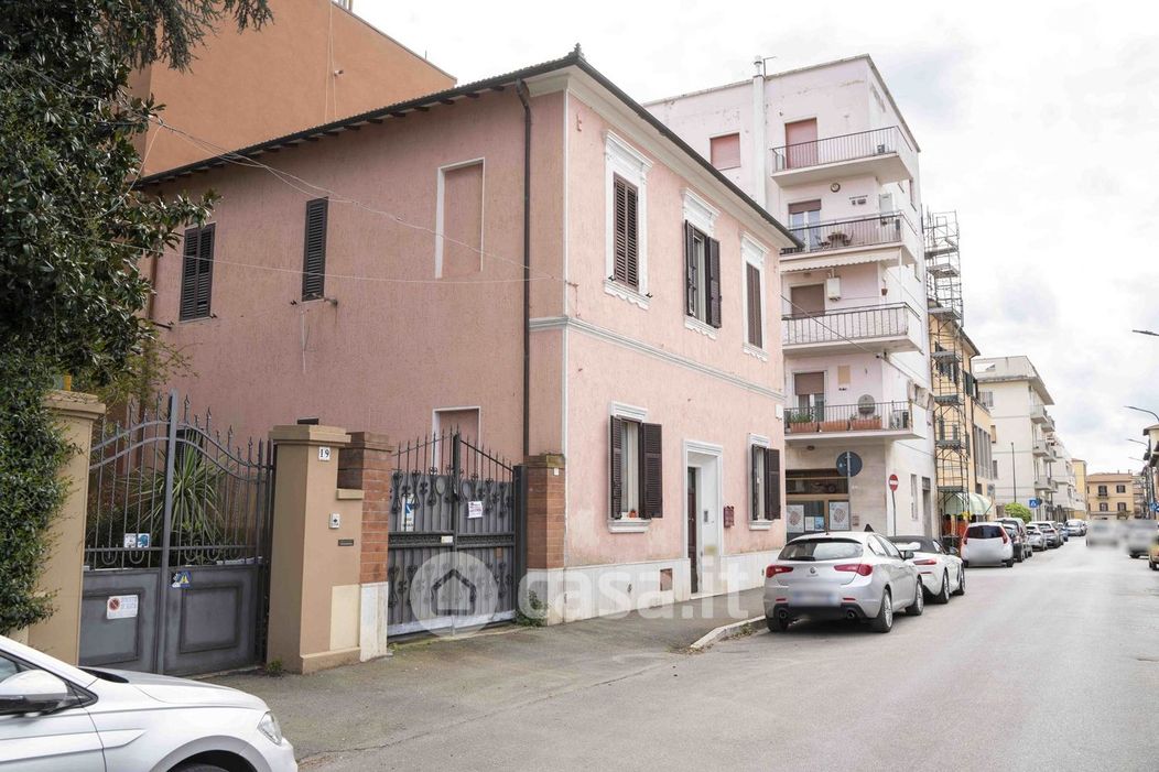 Casa Bi/Trifamiliare in Vendita in Via Fiume 17 a Grosseto