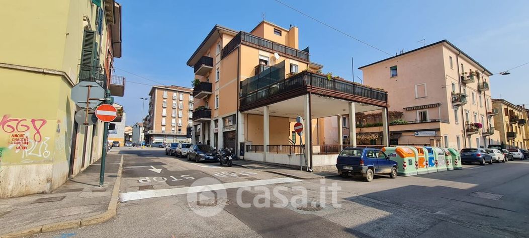 Negozio/Locale commerciale in Affitto in Via Antonio Cesari 30 a Verona