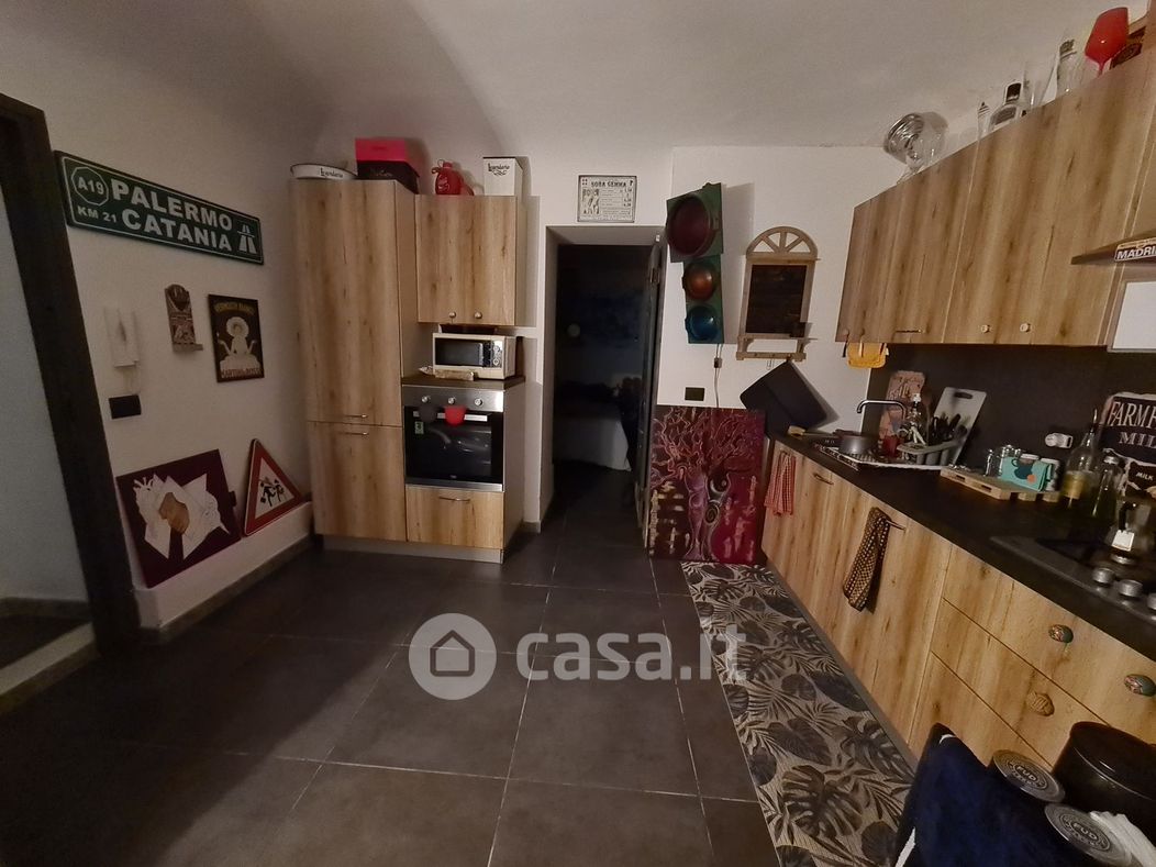 Appartamento in Vendita in Via Montalbo a Palermo