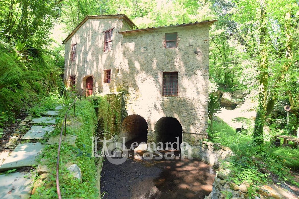Villa in Vendita in Via Seimiglia a Camaiore