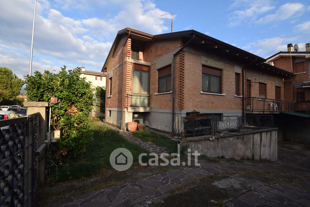 Casa Bi/Trifamiliare in Vendita in Dei Faggi 16 a Verona