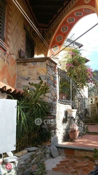 Casa Bi/Trifamiliare in Vendita in Via Monte Timone 1 a Genova