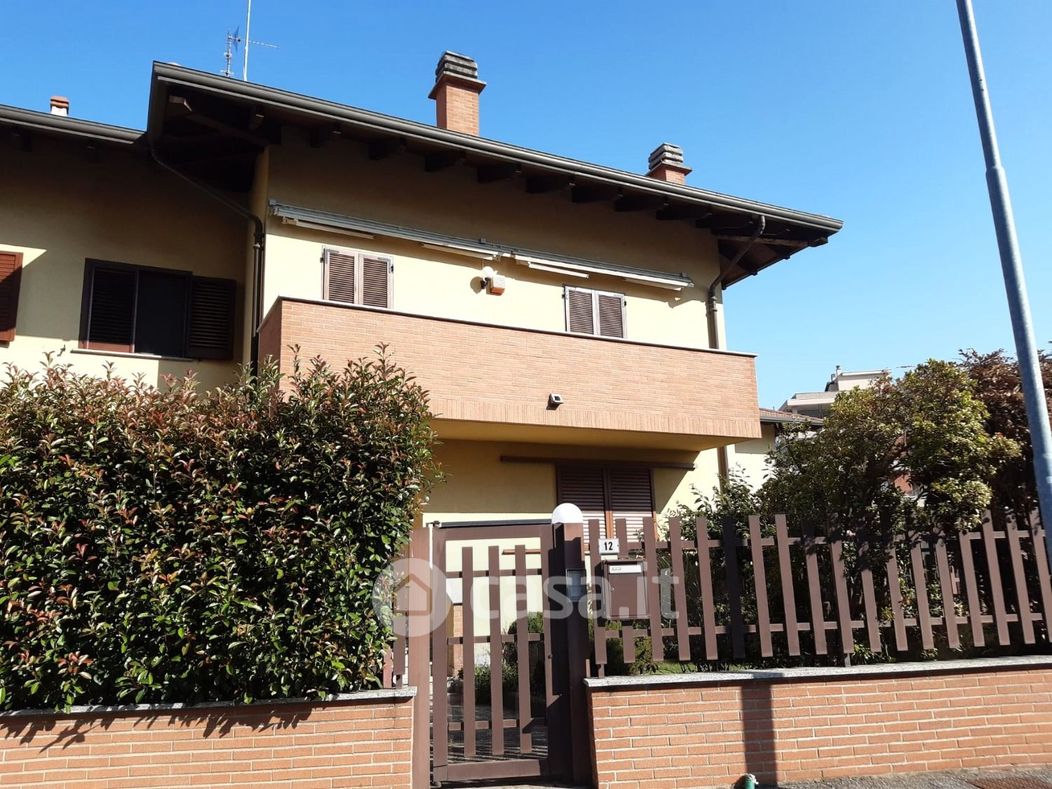 Villa in Vendita in Via Rizieri a Novara