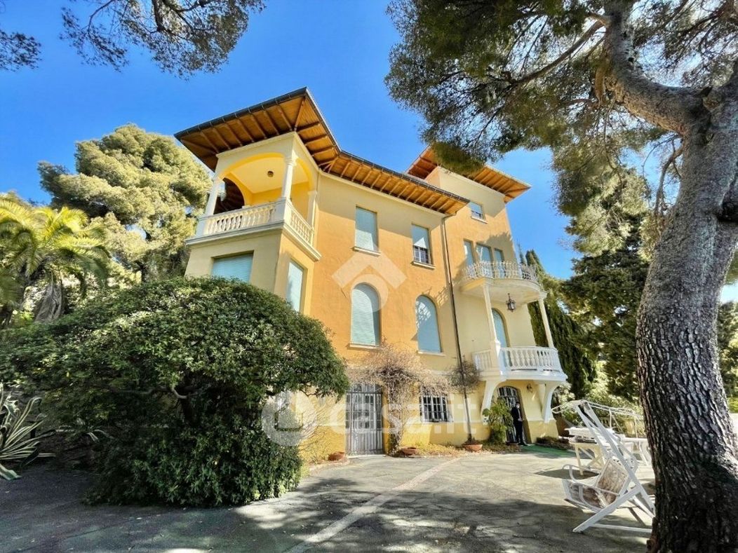 Villa in Vendita in Via Giacinto Menotti Serrati 77 a Imperia