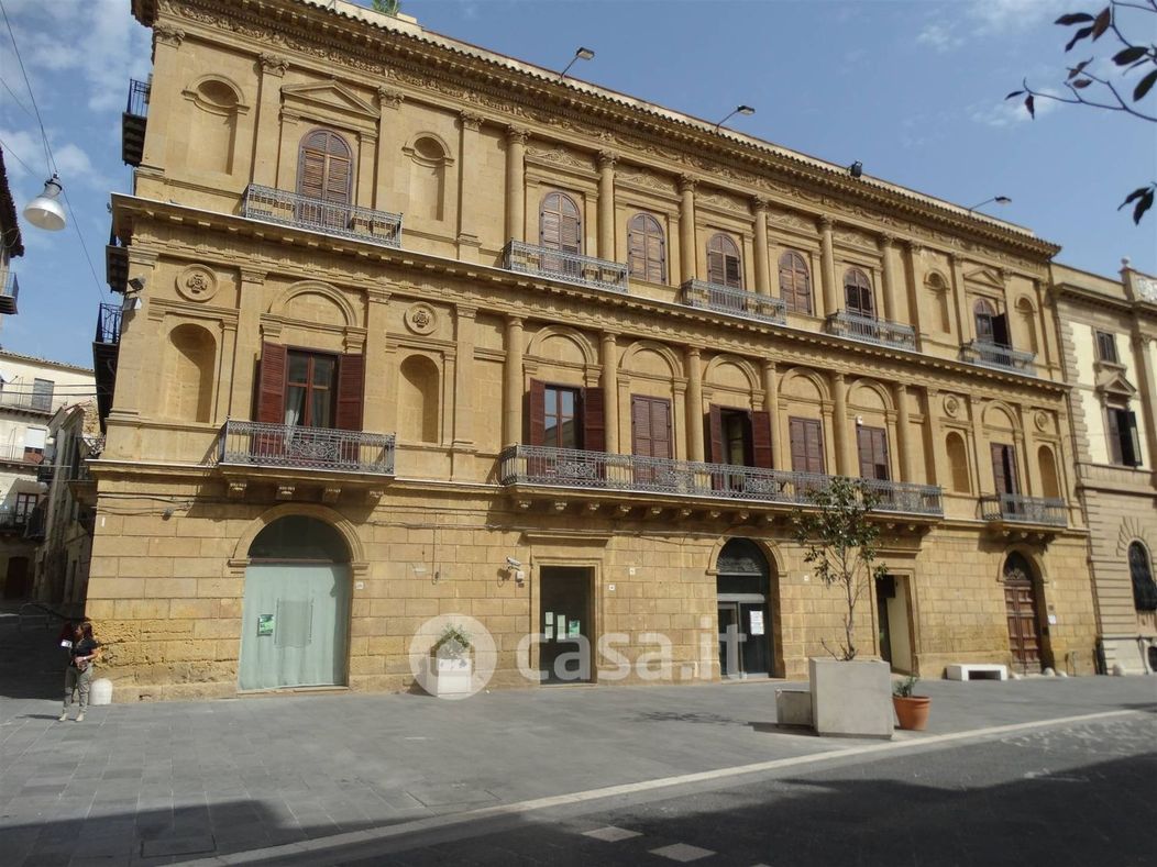 Palazzo in Vendita in Corso Umberto I 120 a Caltanissetta