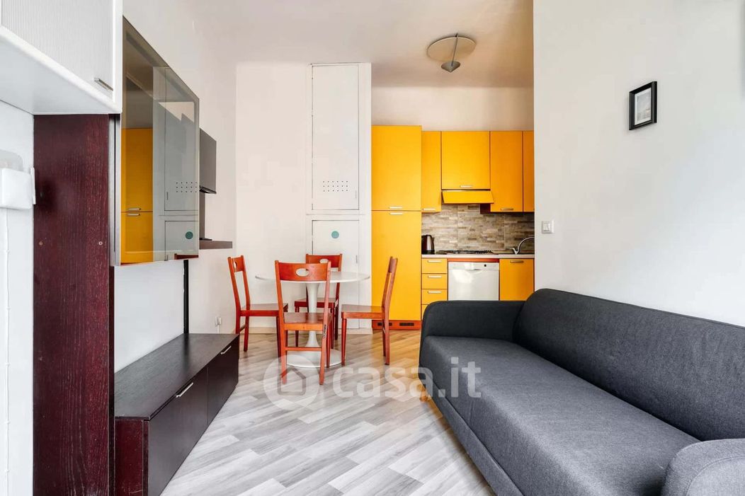 Appartamento in Affitto in Via Ausonio 8 a Milano
