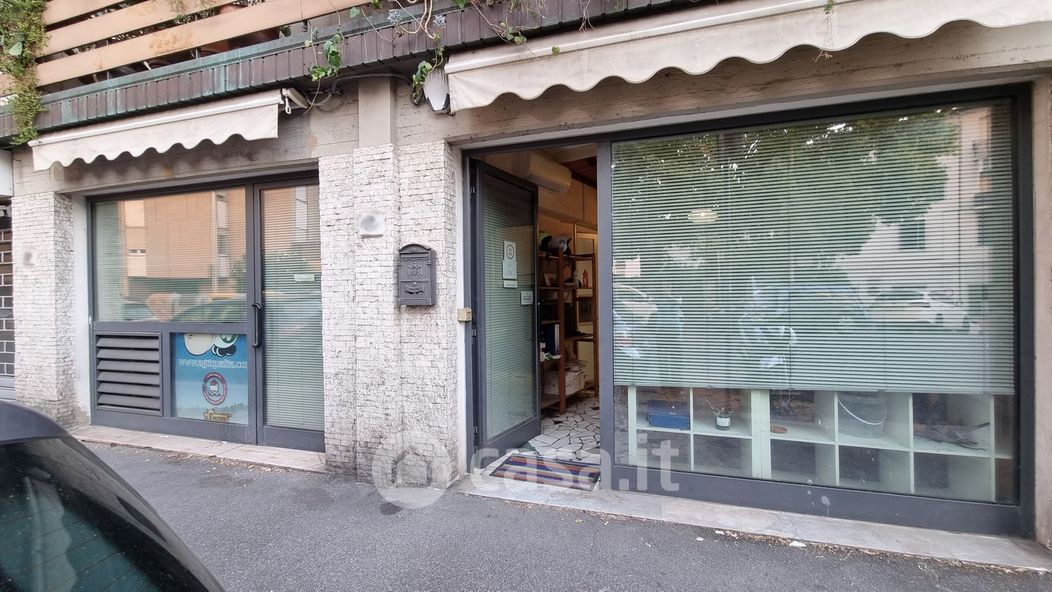 Negozio/Locale commerciale in Vendita in Via della Villa Demidoff a Firenze