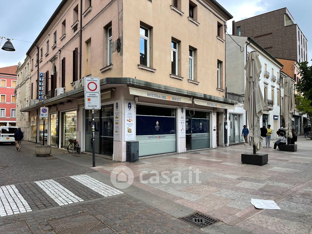 Negozio/Locale commerciale in Vendita in Piazza Giuseppe Garibaldi 5 a Rovigo