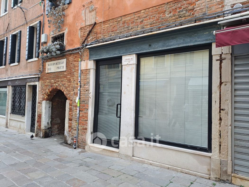 Negozio/Locale commerciale in Affitto in Salizada del Pignater 3593 a Venezia