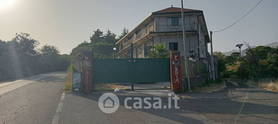 Casa Bi/Trifamiliare in Vendita in Via Etnea 186 a Nicolosi