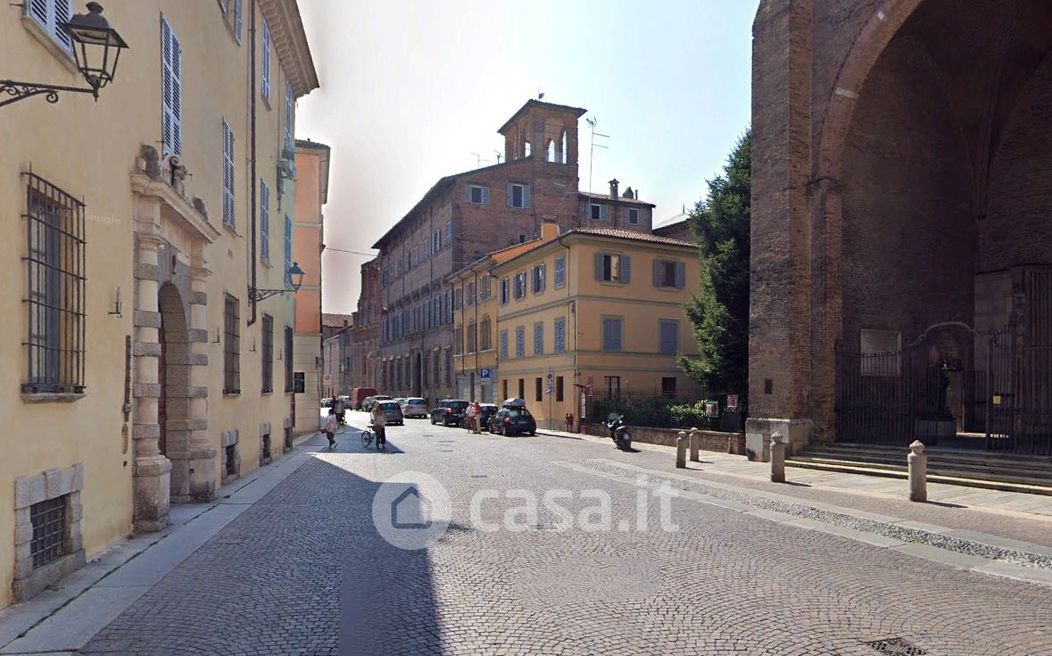 Stabile / Palazzo in Vendita in a Piacenza