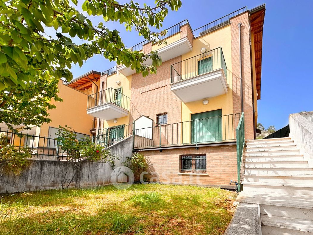 Casa Bi/Trifamiliare in Vendita in Via Colle dei Grilli 6 a L'Aquila
