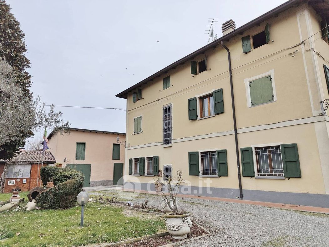 Villa in Vendita in Via Ugo Betti a Reggio Emilia