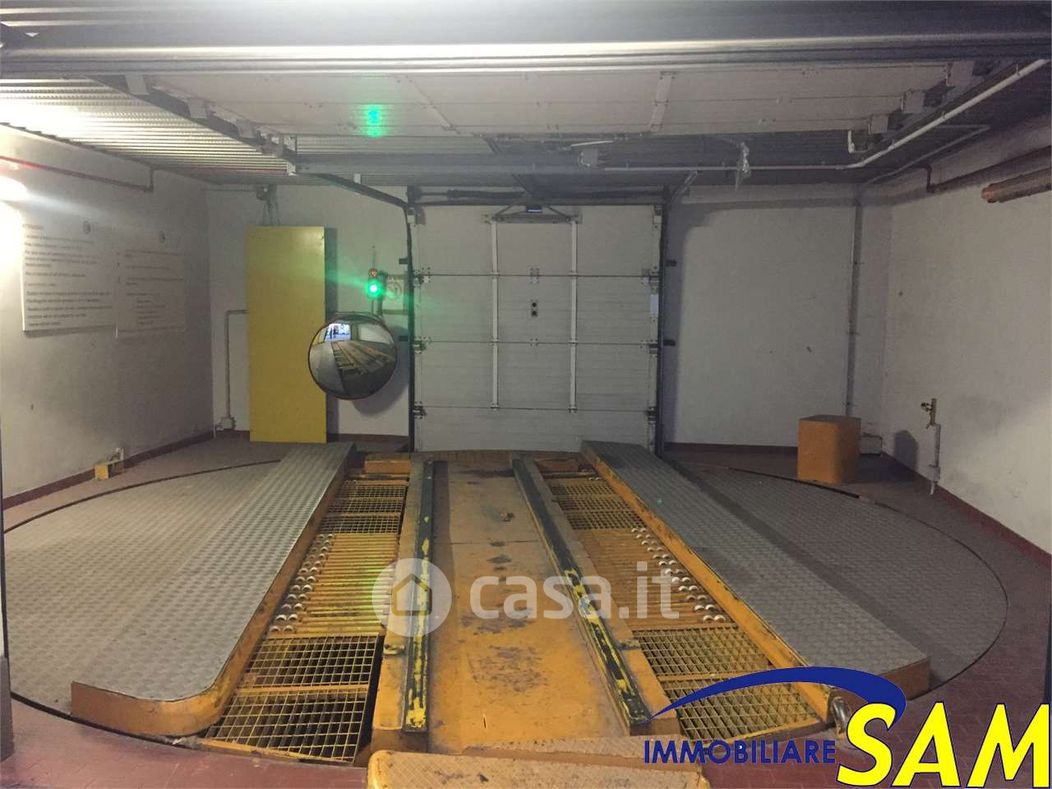 Garage/Posto auto in Vendita in Via Perugino 16 a Milano
