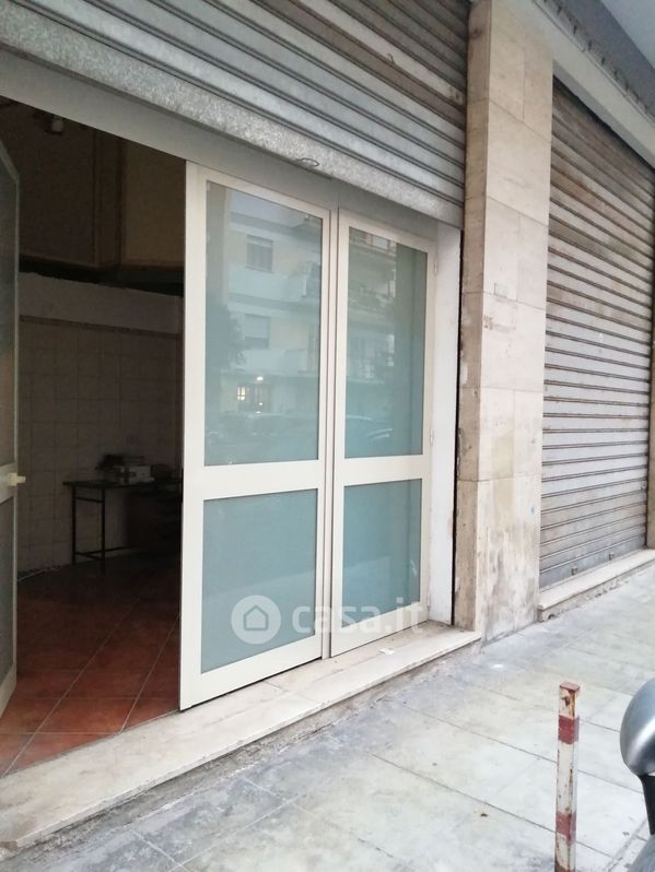 Negozio/Locale commerciale in Affitto in Via Filippo Zuccarello 21 -23 a Palermo
