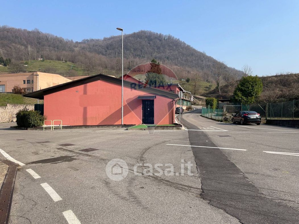 Negozio/Locale commerciale in Vendita in Via Cava di Sopra 51 a Caprino Bergamasco