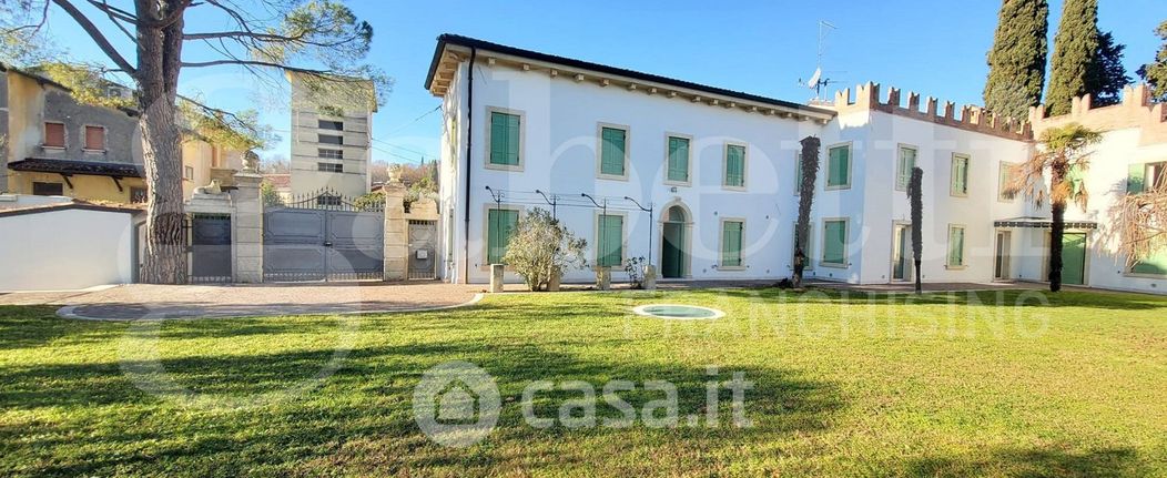 Villa in Vendita in Via Biondella 20 a Verona