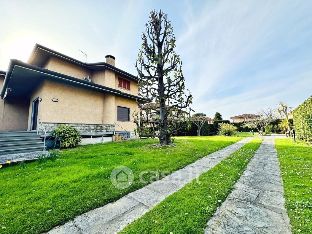 Villa in Affitto in Via Puglie 19 a Pietrasanta