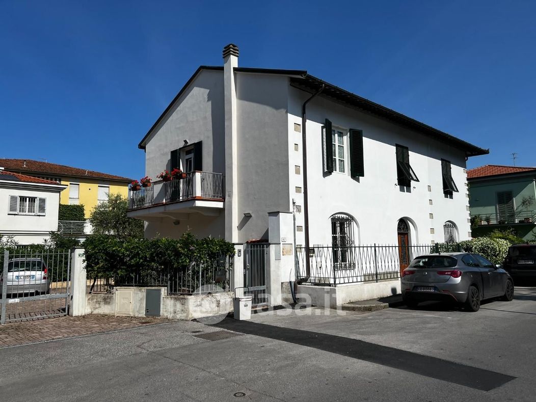 Casa Bi/Trifamiliare in Vendita in Via Inigo Campioni 55100 a Lucca