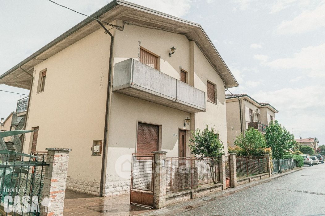 Casa indipendente in Vendita in Via Bruno Garavini 10 a Ravenna