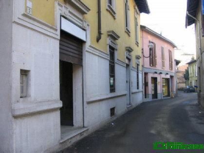 Negozio/Locale commerciale in Vendita in Via Sant'Ambrogio 3 A a Melzo