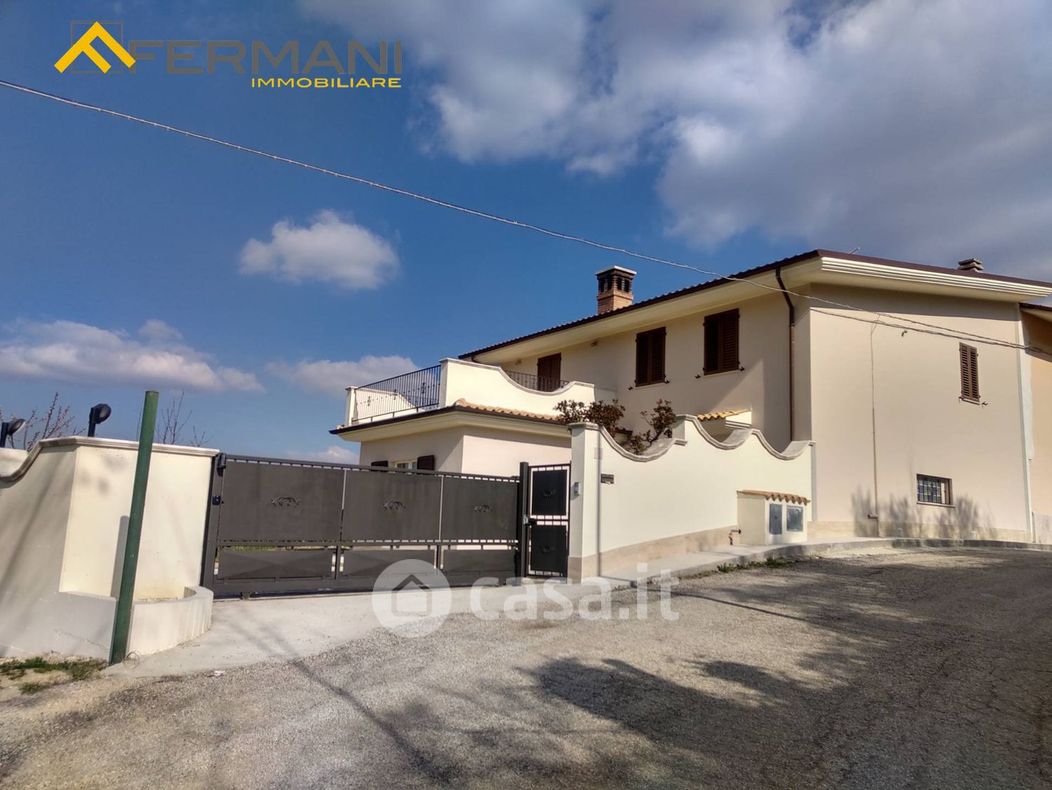 Villa in Vendita in Frazione Monticelli 215 A a Ascoli Piceno