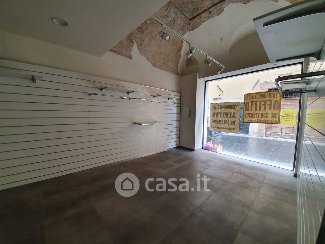 Negozio/Locale commerciale in Affitto in Via Giuseppe Garibaldi a Foligno