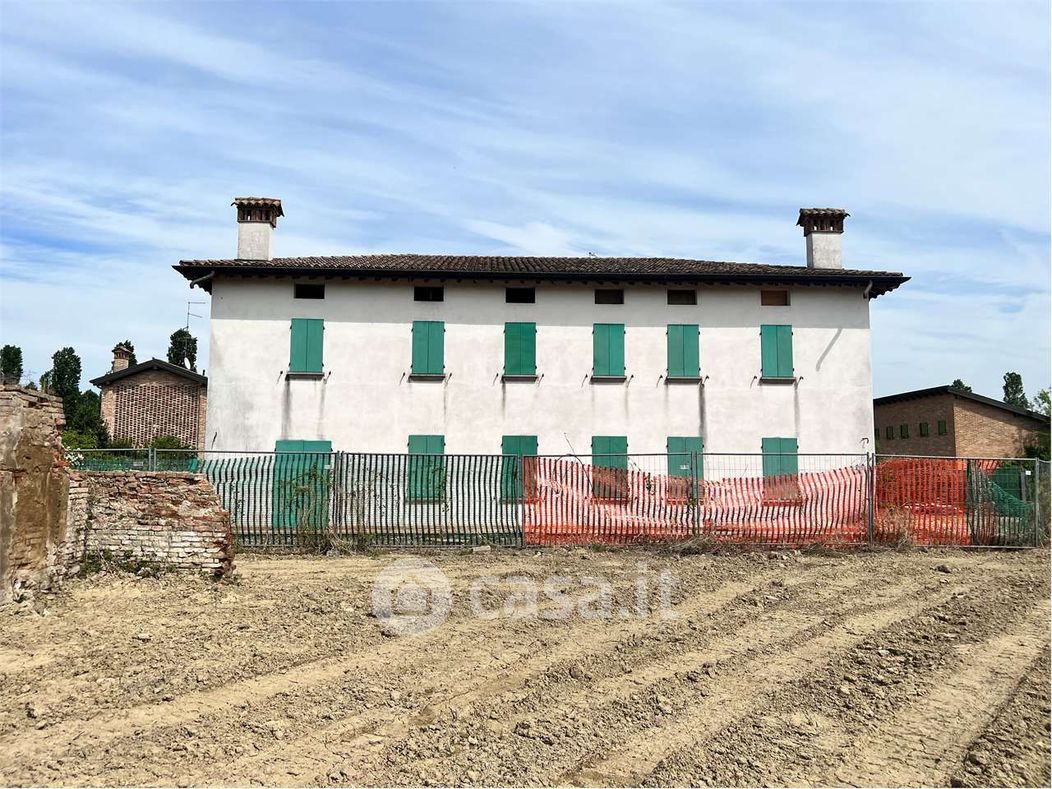 Villa in Vendita in Stradello Basso 161 a Modena