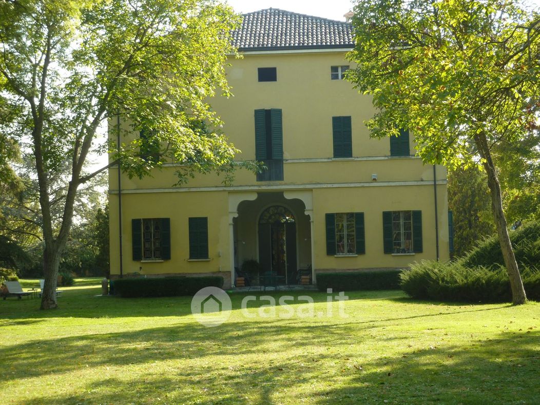 Villa in Vendita in Srada Cava di Vigatto 39 a Parma