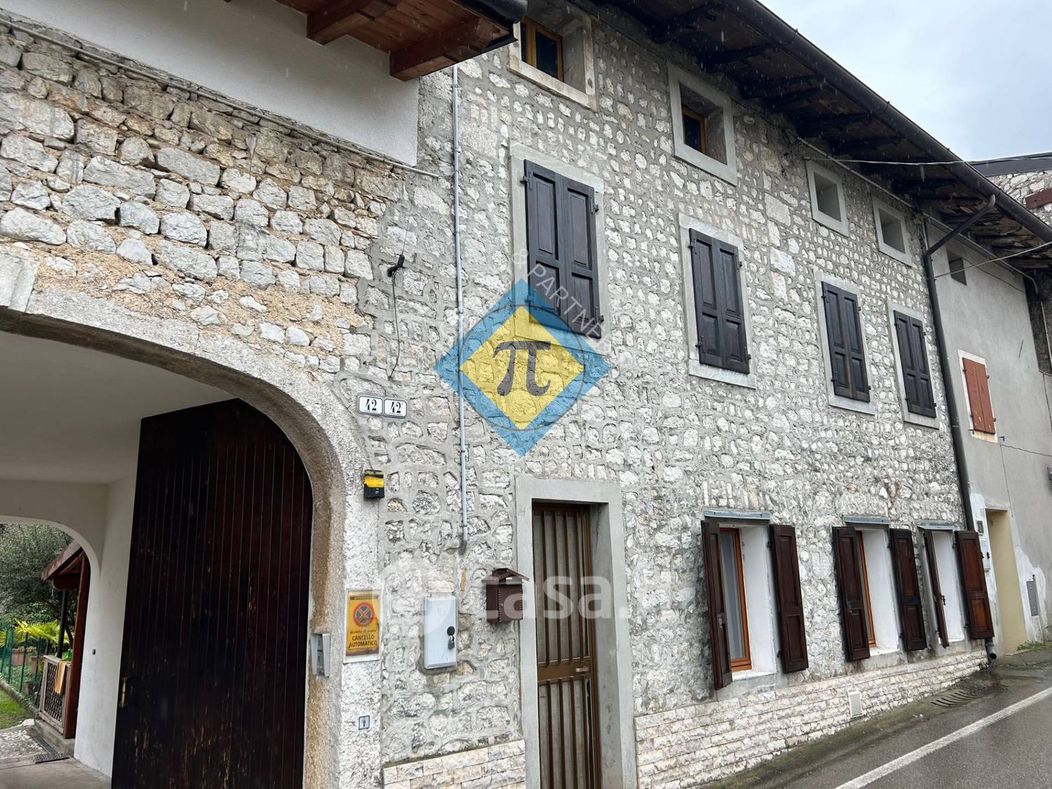 Casa Bi/Trifamiliare in Vendita in Via Santa Caterina 42 a Aviano