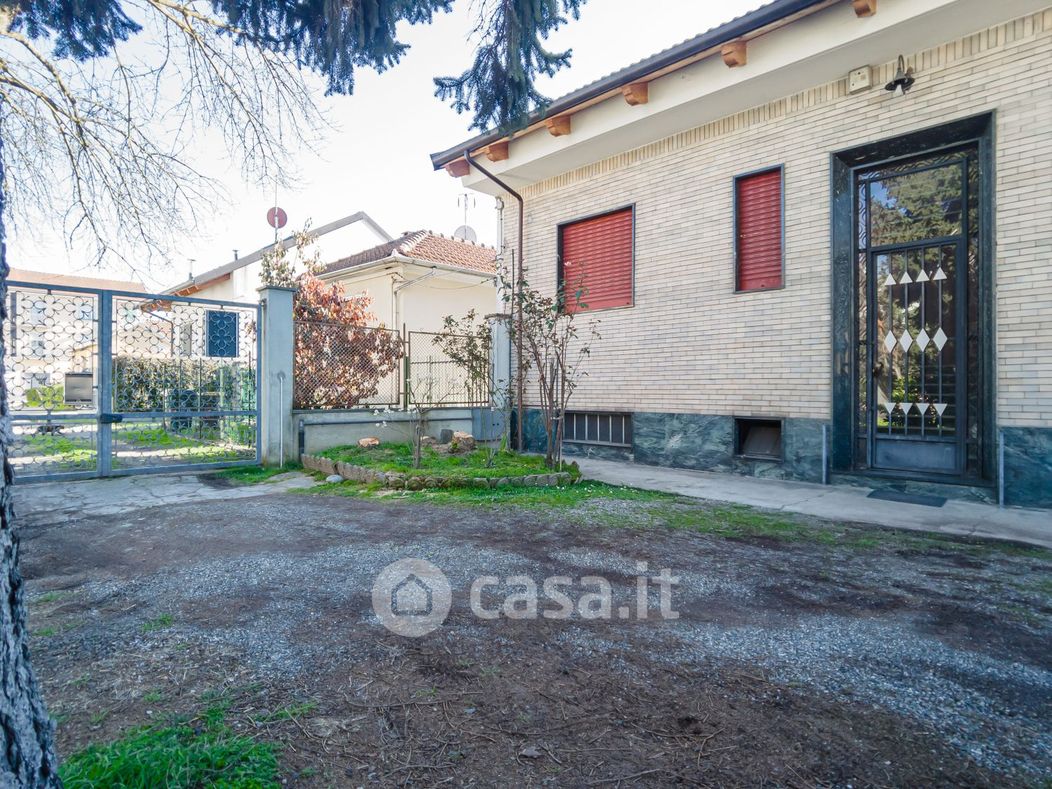 Villa in Vendita in Strada dei Biasoni 18 a Torino
