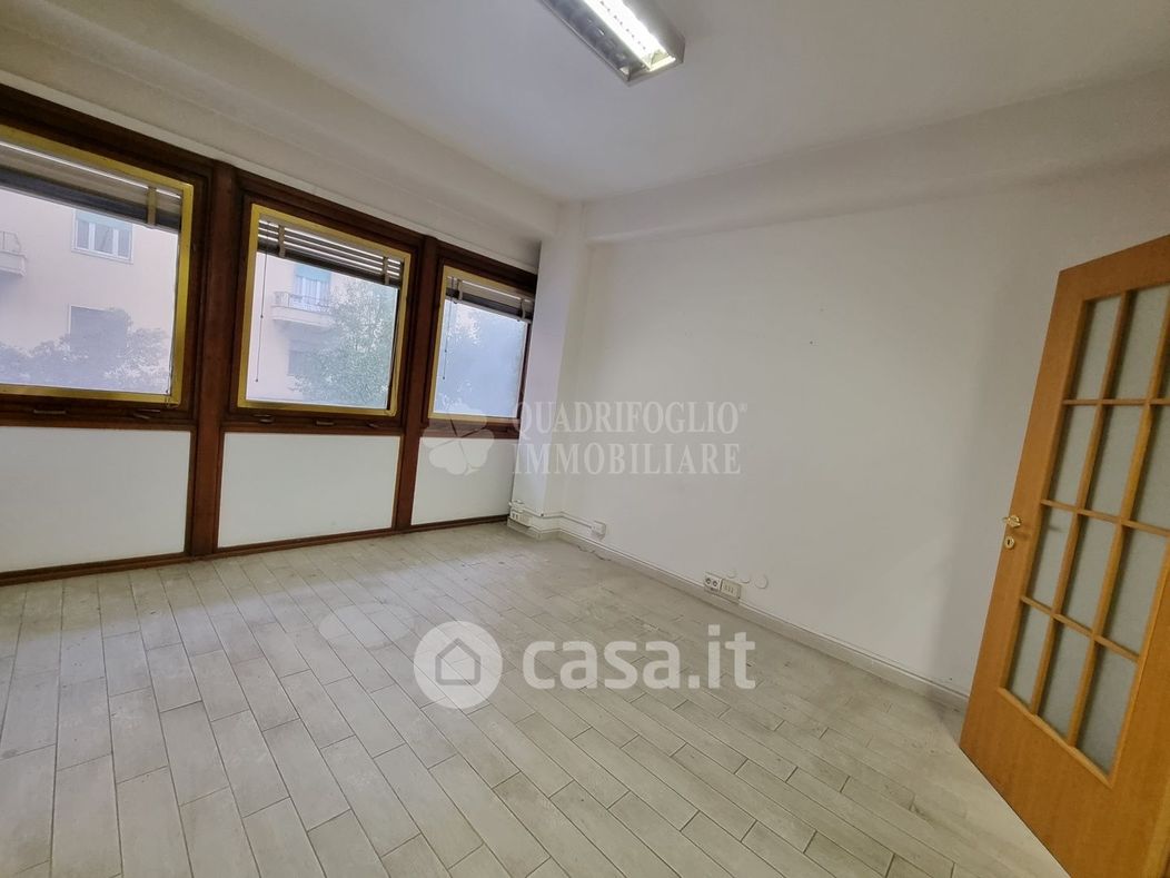 Appartamento in Vendita in Via Albenga 33 a Roma