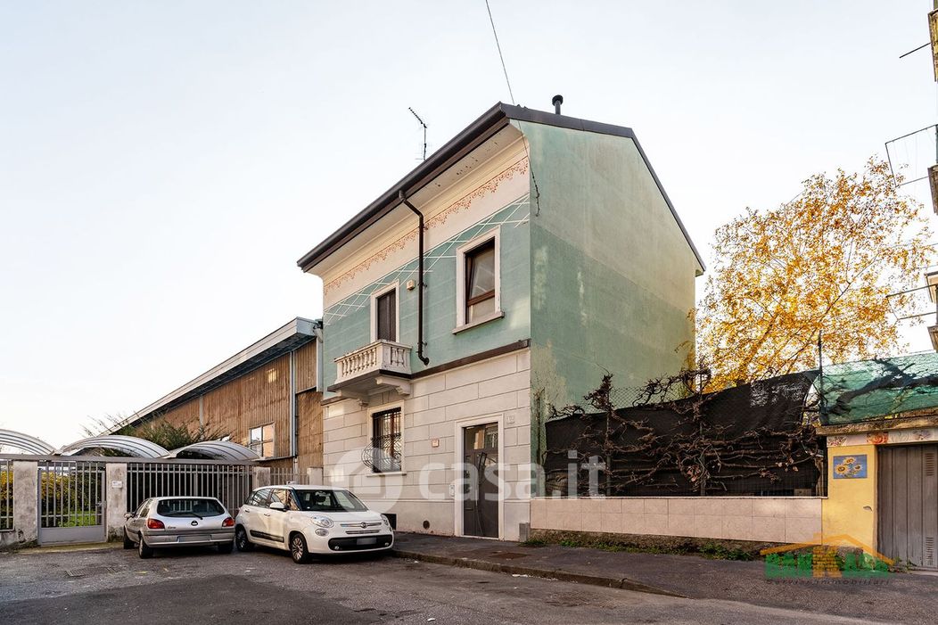 Casa indipendente in Vendita in Via Privata Imola 12 a Milano