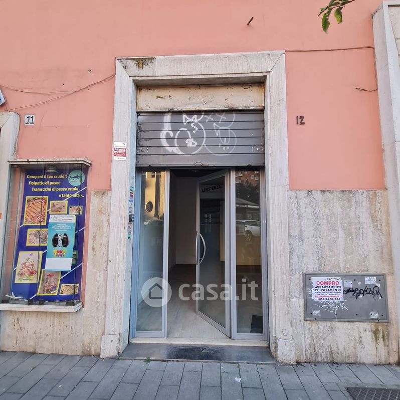 Negozio/Locale commerciale in Affitto in Piazza Tuscolo a Roma