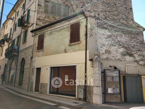 Negozio/Locale commerciale in Vendita in Via Garibaldi 2 a Caprino Veronese