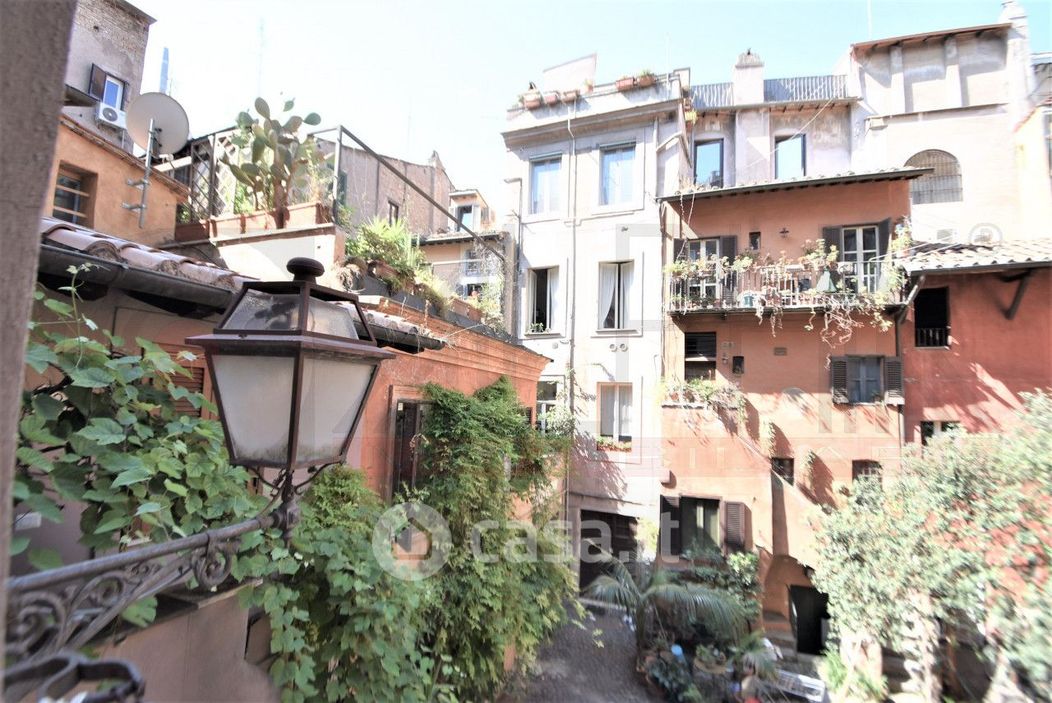 Appartamento in Vendita in Via del Pellegrino a Roma