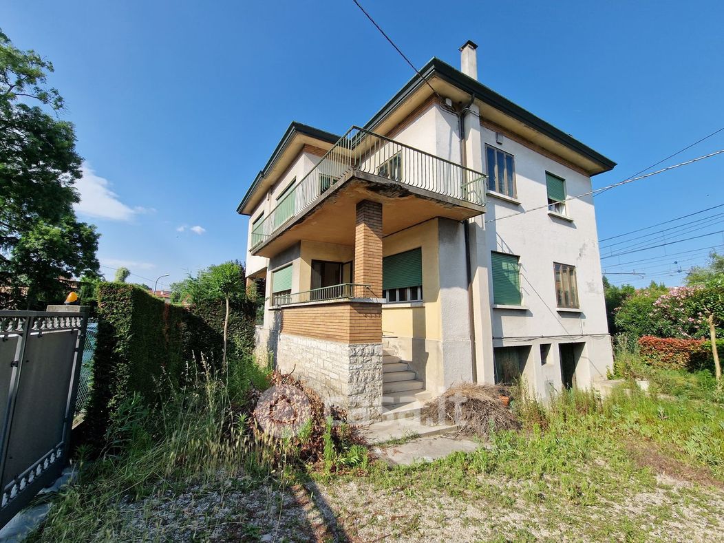 Casa Bi/Trifamiliare in Vendita in Viale dei Cacciatori a Treviso