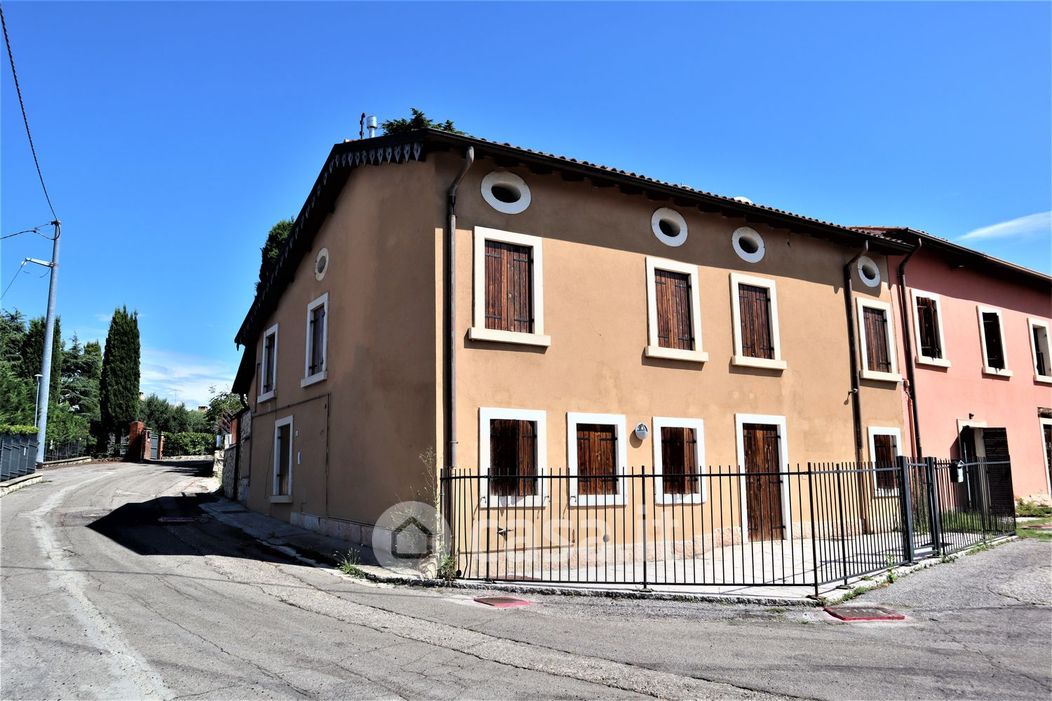 Casa indipendente in Vendita in Via giuseppe verdi 1 a Negrar di Valpolicella