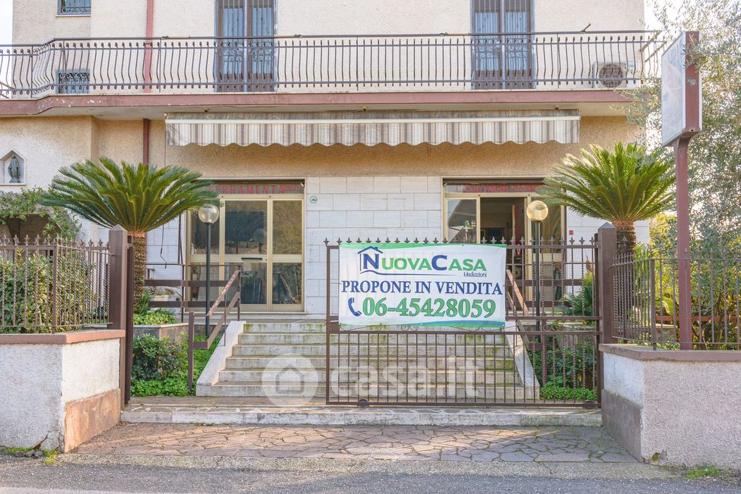 Negozio/Locale commerciale in Vendita in Via Ortucchio 19 a Roma