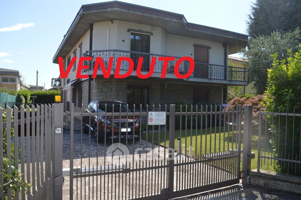 Casa Bi/Trifamiliare in Vendita in Via Antonio Mauro Pellicioli a Bergamo