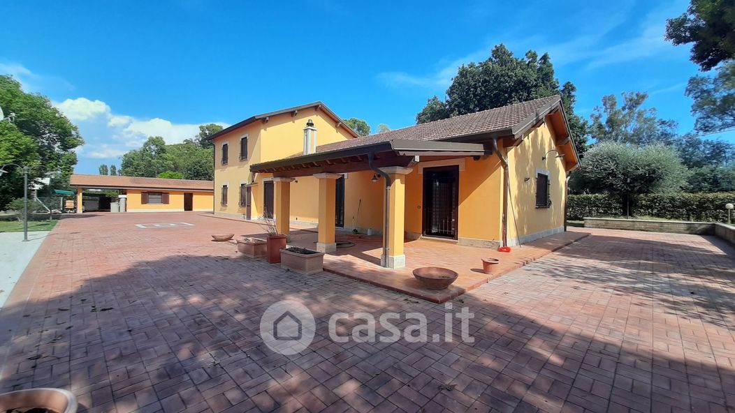 Villa in Vendita in Via del Crocifisso 44 a Latina