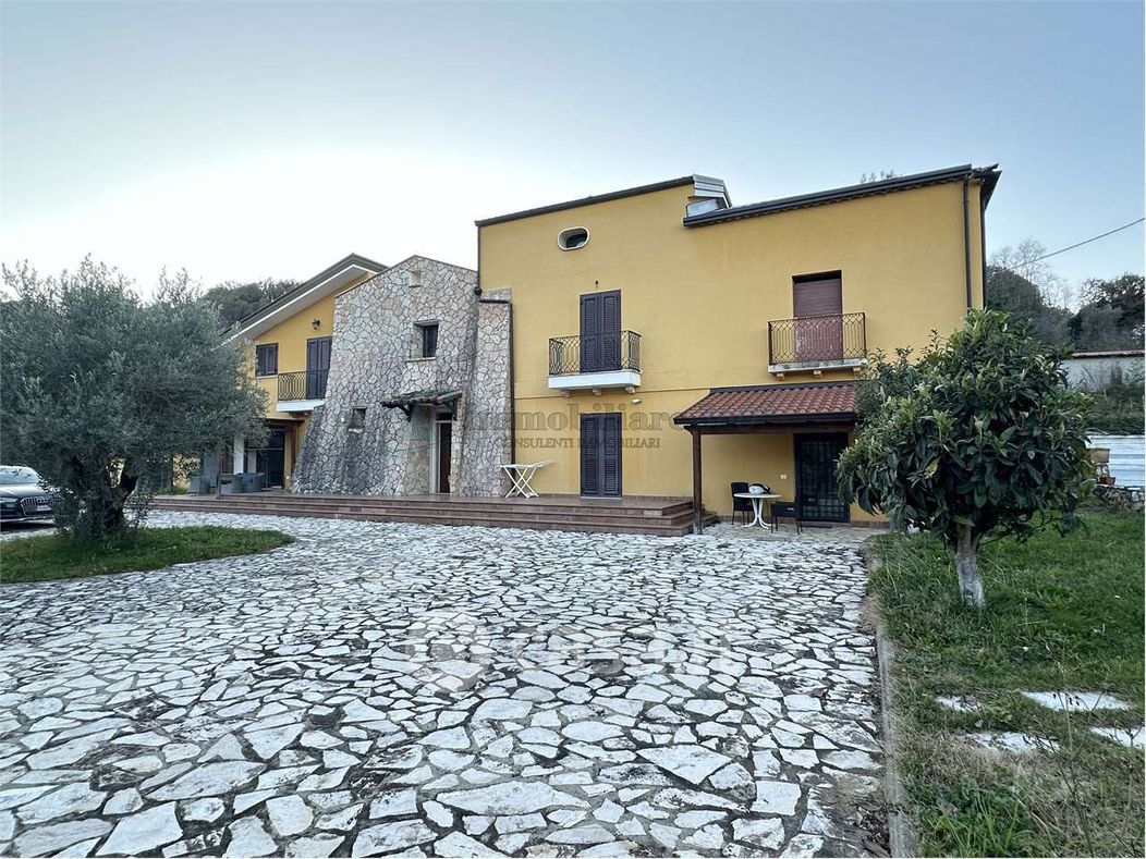 Villa in Vendita in Contrada Guarassano a Cosenza