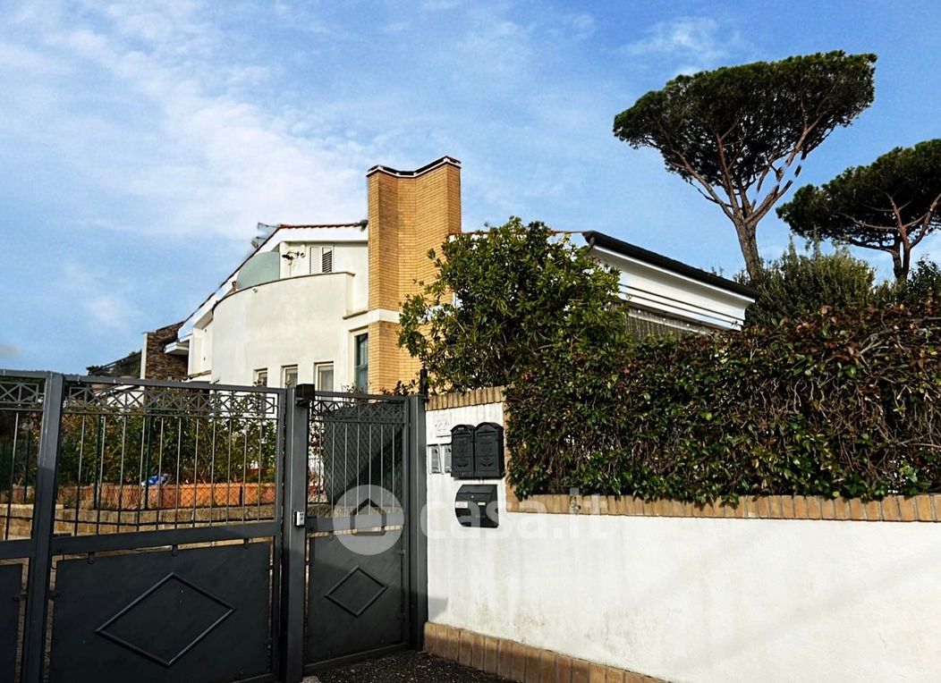 Villa in Vendita in Via Padre Corsi 22 a Roma