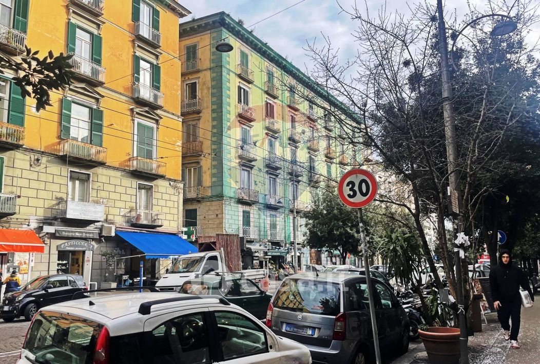 Negozio/Locale commerciale in Vendita in Via Santa Teresa degli Scalzi a Napoli