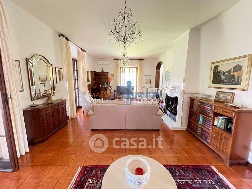 Villa in Vendita in Via Macchia 81 a Carrara