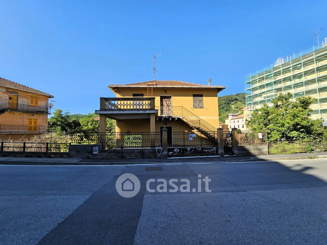 Casa indipendente in Vendita in Via Campomorone a Genova